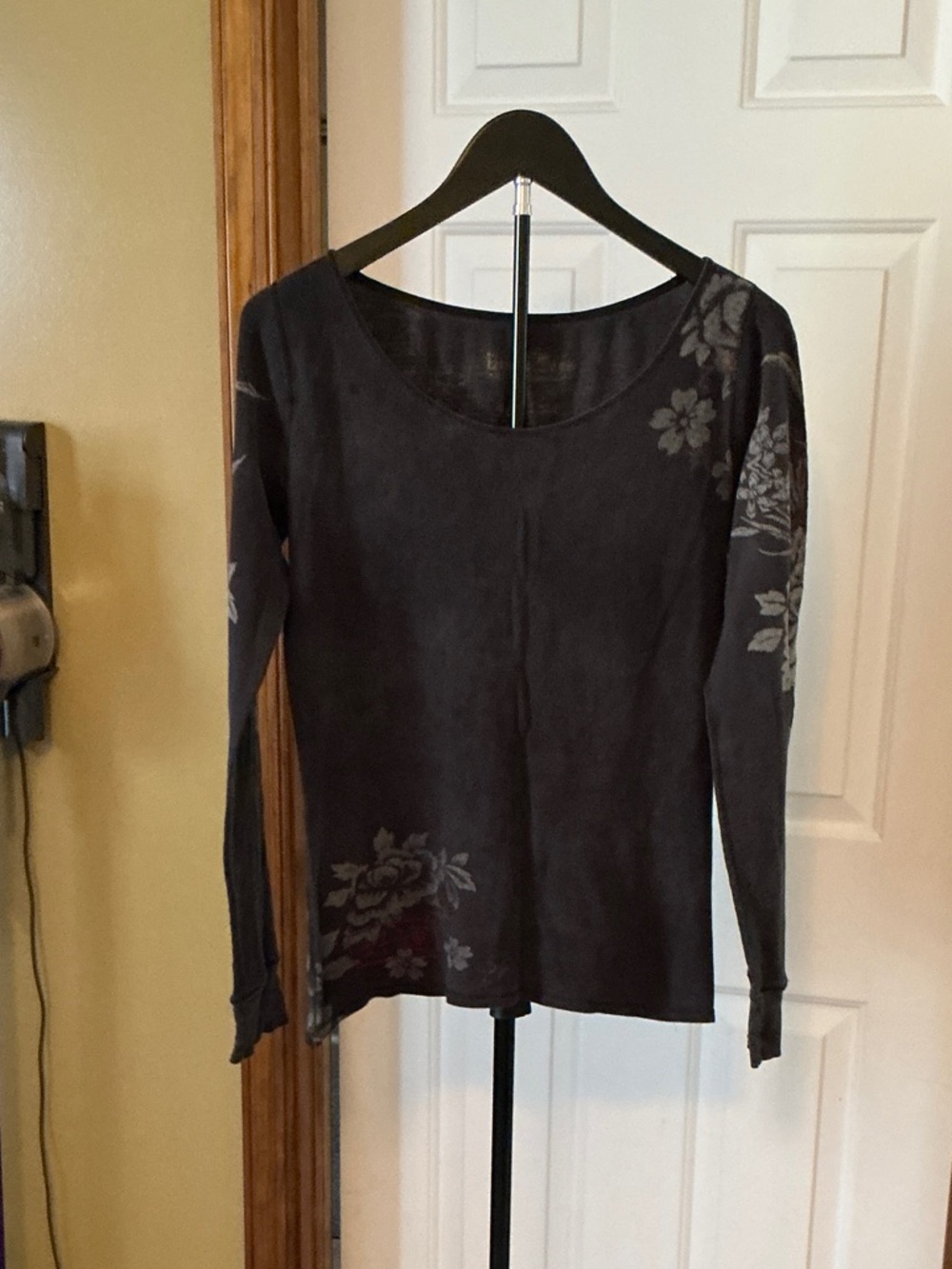 Women's Long-Sleeve Scoop Neck Floral Accent Top